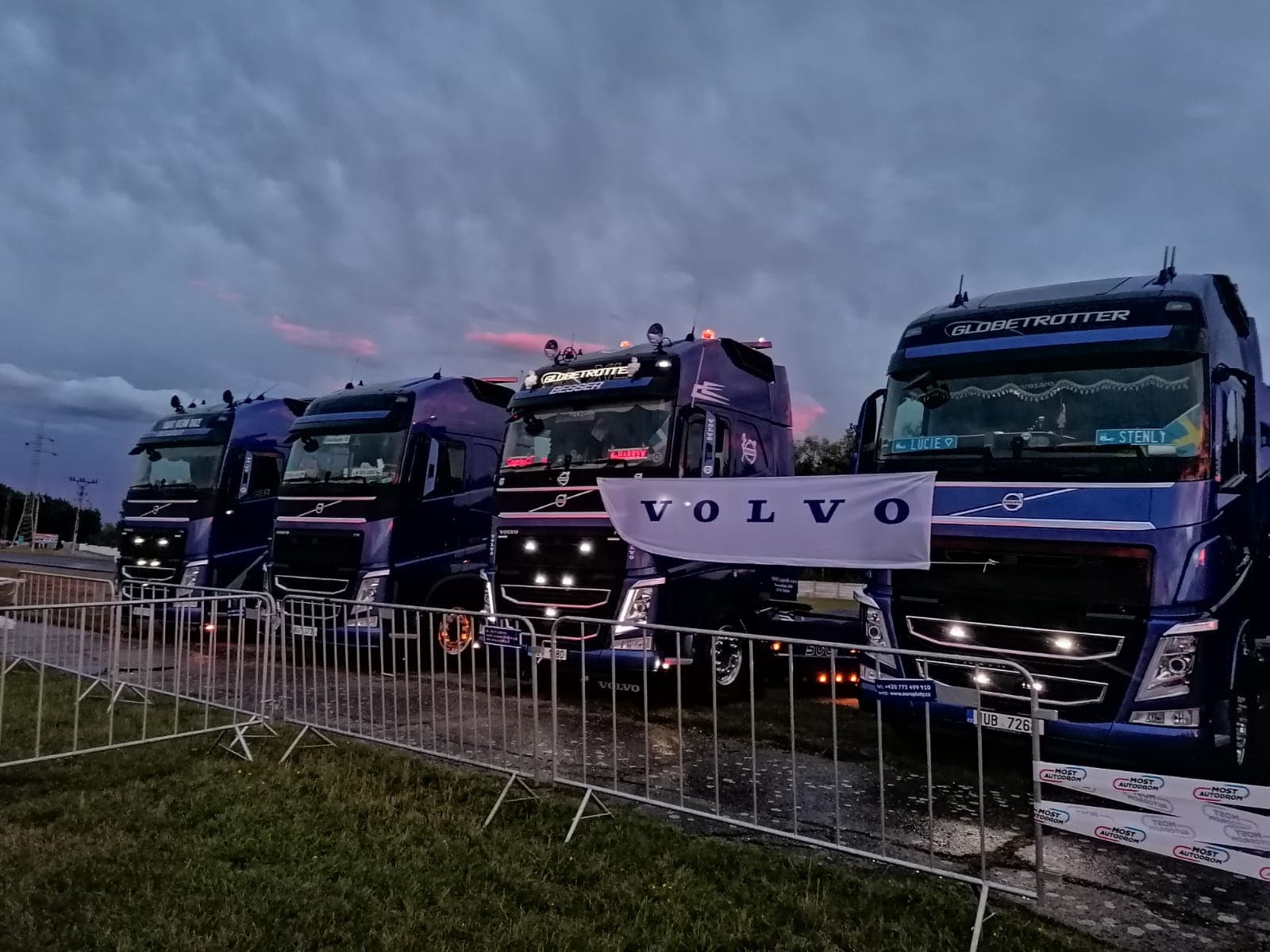 Řada tahačů Volvo FH Globetrotter z vozového parku SDOS Logistik